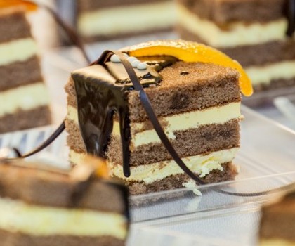 Single-serving wedding cakes-Triplo strato di pan di spagna al cacao farcito con una mousse all'arancia, semi nappato con una sanasse al cioccolato.
Decorato con scorza di arancio candita e cioccolato.