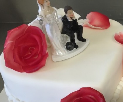 Gâteaux de mariage sur un étage ou sur présentoir à gâteau-
