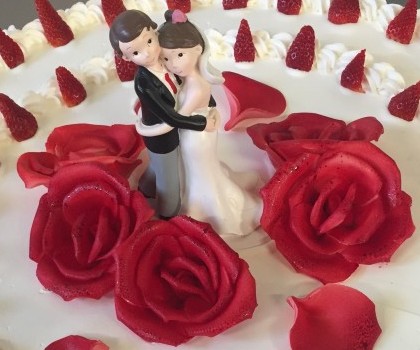 Gâteaux de mariage sur un étage ou sur présentoir à gâteau-